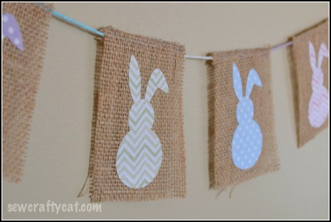 Love fun and easy Easter craft ideas? Check out this Easter Bunny Bunting! It's too adorable!