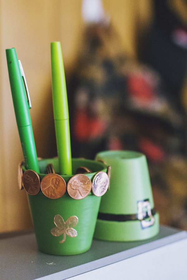 Cute St Patrick's Day Craft for you and the kids to make. A lucky penny holder!