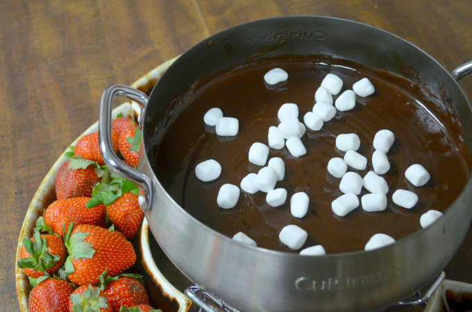 Looking for an easy chocolate fondue recipe? You've find it! Smores fondue recipes