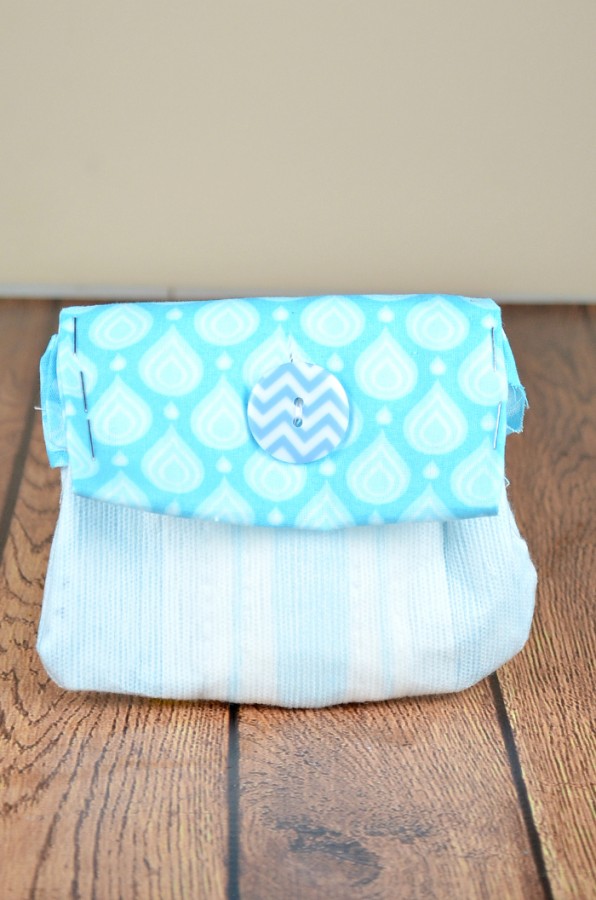 Looking for a fun no sew craft? Check out how you can make this cute no sew coin purse. You'll never guess what it's made from #recycleyourperiodpads #ad 