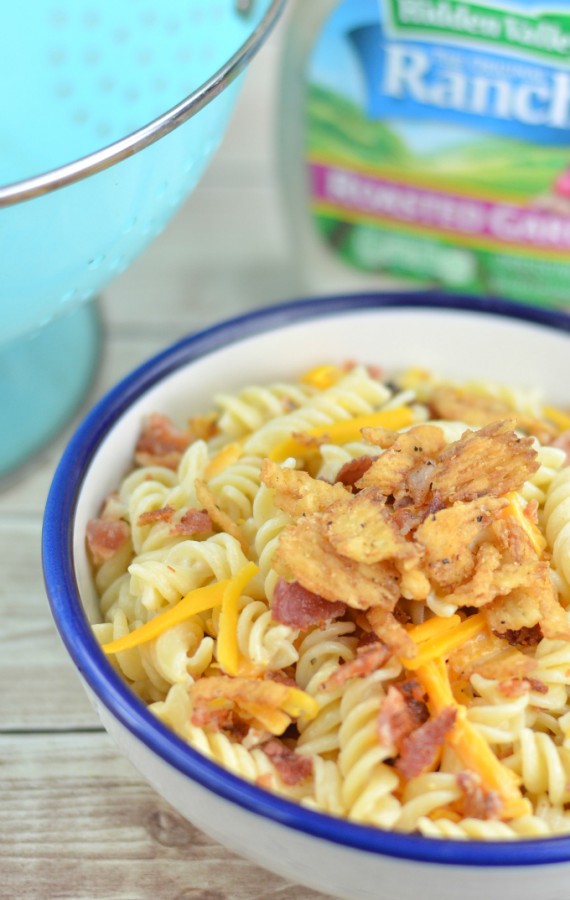 Looking for an easy pasta salad recipe? This creamy bacon cheddar ranch pasta salad is amazing! q