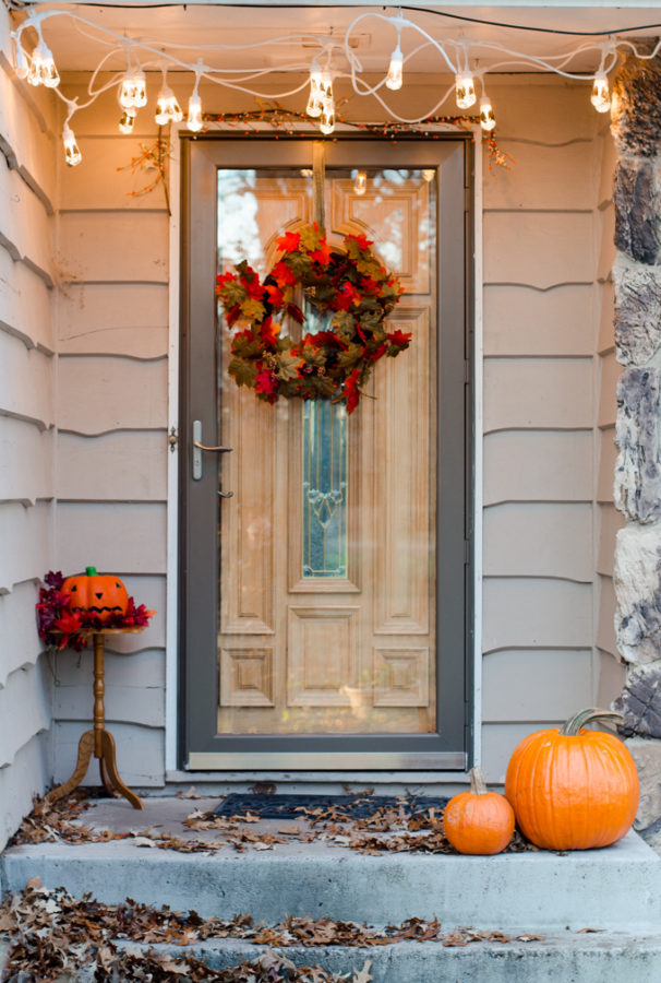Looking to pizazz your front step this year? Check out this easy fall front porch idea that will make your front porch go from blah to PIZZOW!