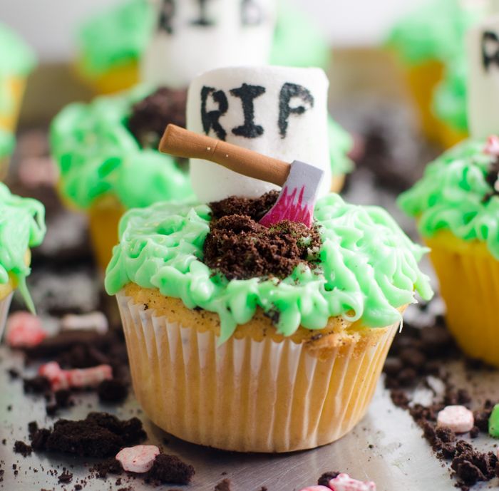 Easy graveyard cupcakes. Perfect idea for your next Halloween party