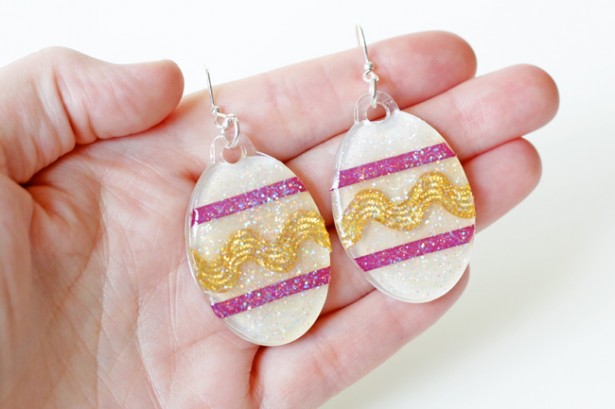 Looking for some fun easy Easter crafts? These Easter glitter earrings are so adorable! 
