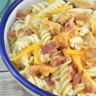 Looking for an easy pasta salad recipe? This creamy bacon cheddar ranch pasta salad is amazing!