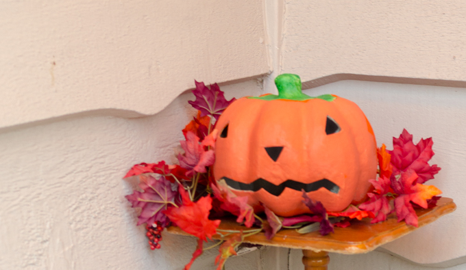 Looking to pizazz your front step this year? Check out this easy fall front porch idea that will make your front porch go from blah to PIZZOW!