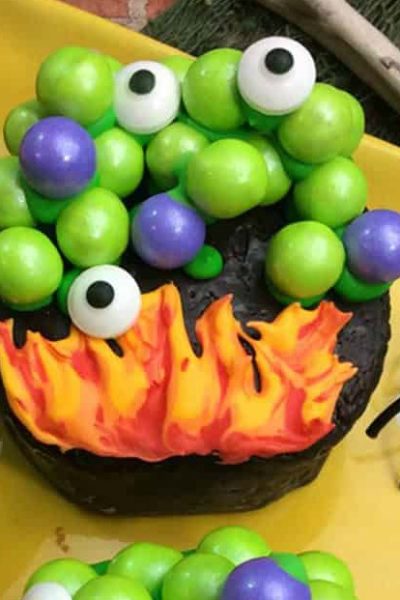 These easy halloween cupcakes are some of the best Halloween cupcake ideas on the Internet. Fun, creepy and tasty!